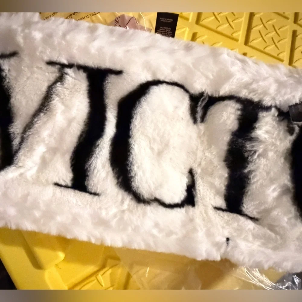 Victoria's Secret Faux Fur Scarf White Black Logo 70’L‎ 7’W Winter Cozy Mobwife